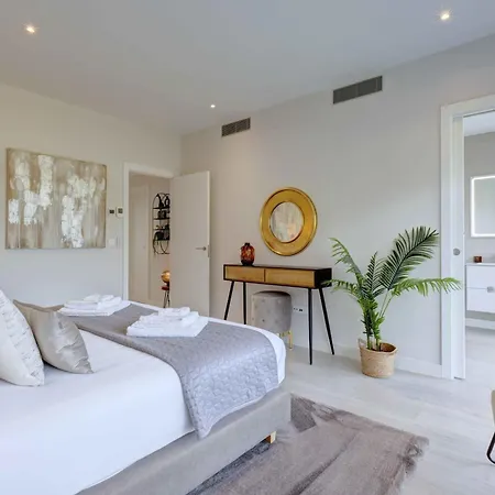 Modern Townhouse On Golf Club Holiday home